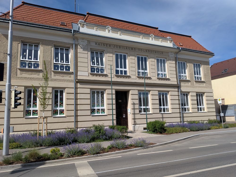Haupteingang der Volksschule in Langenlebarn